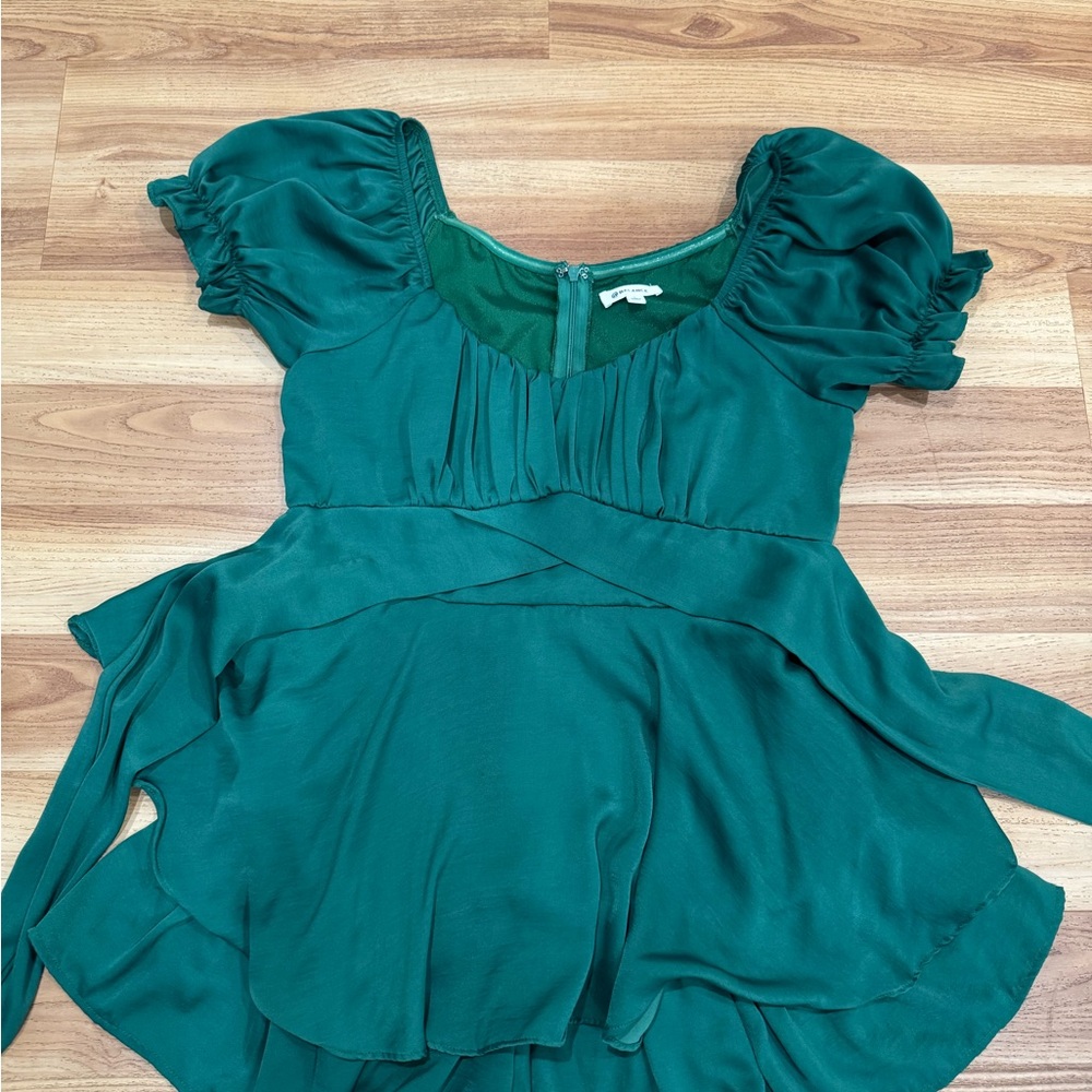 Green Women's dress with ruffled sleeves